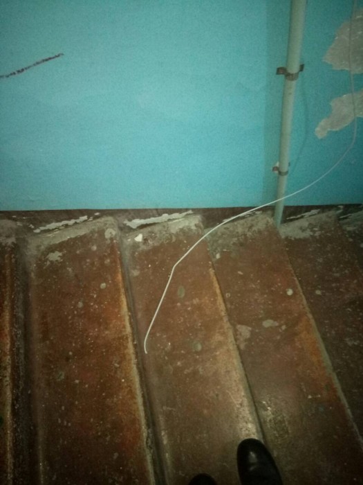 На поселке Котовского женщина с ребенком воровали кабель в жилом доме