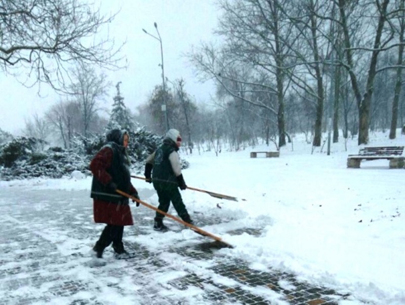 На улицы Одессы высыпали 868 тонн песчано-солевой смеси