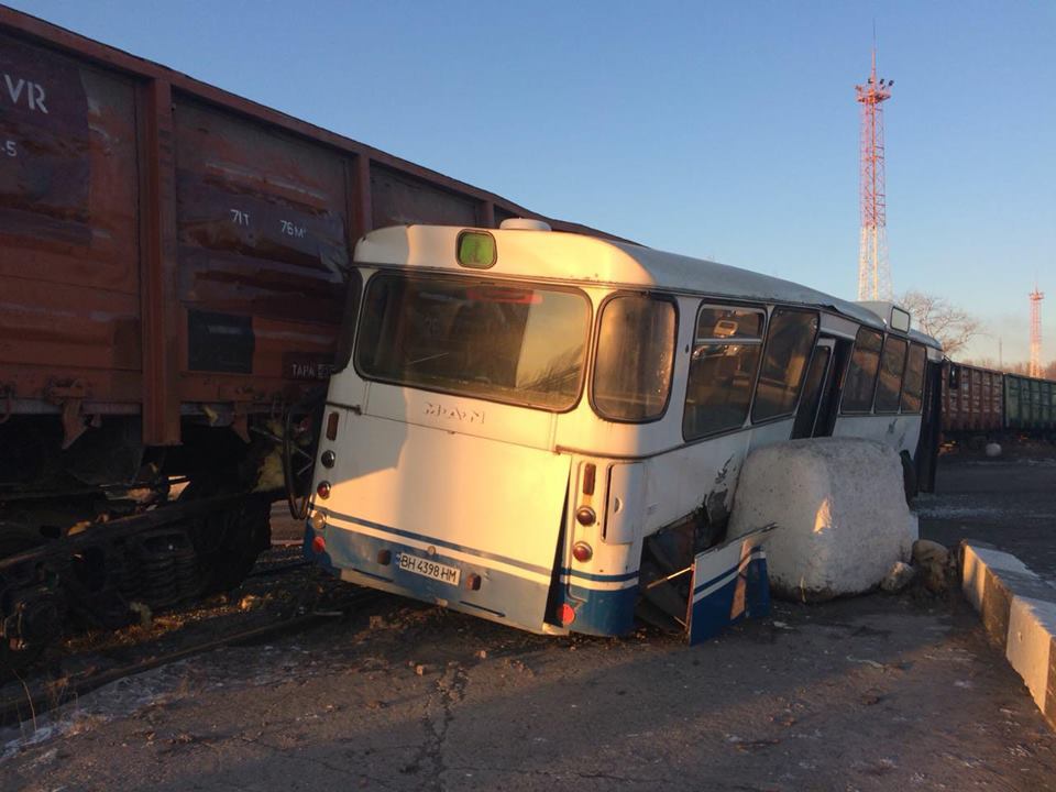 В Черноморске столкнулись поезд и автобус: есть пострадавшие