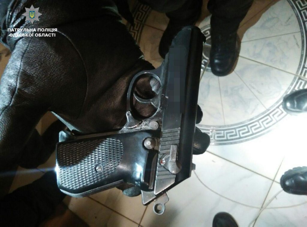 Стрельба в Одессе: патрульные задержали мужчину с арсеналом оружия