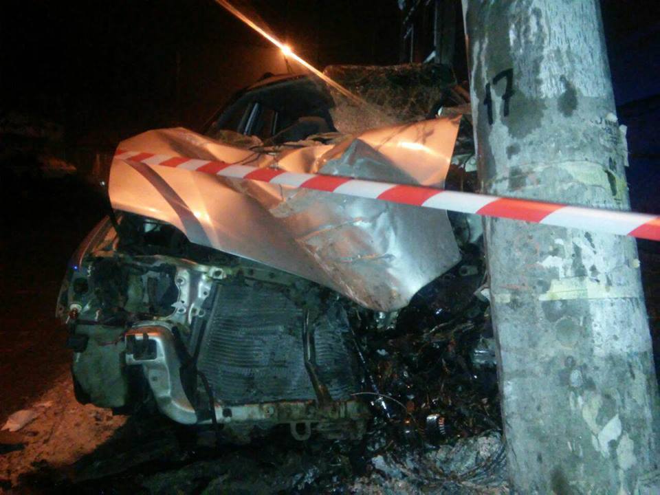 В Одессе автомобиль врезался в столб: водитель погиб