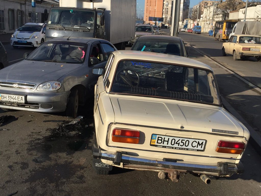 В Одессе столкнулись четыре автомобиля