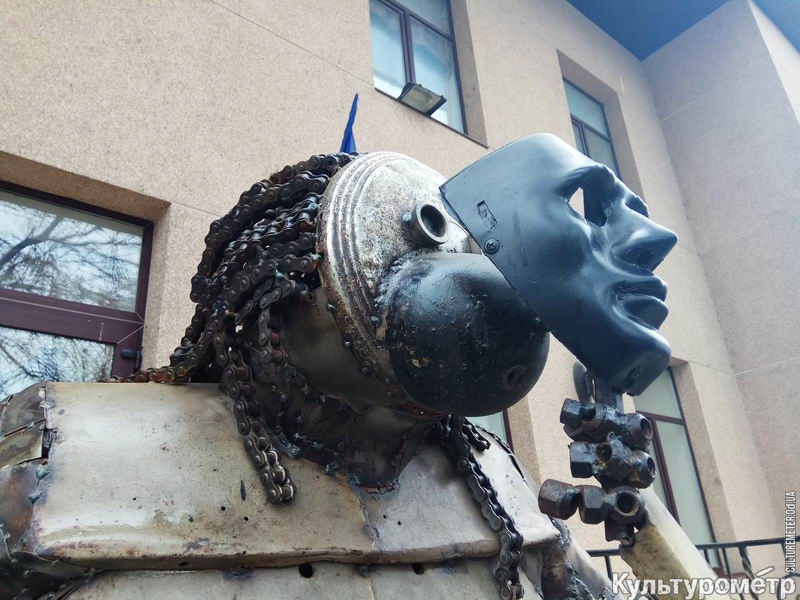 Железная обезьяна: в Одессе появился новый арт-объект