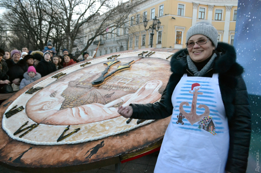 Одесситов угостили огромным пряничным тортом