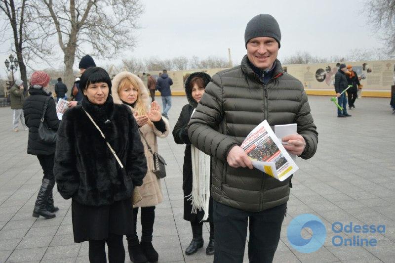 Возле Дюка в Одессе митинговали за отставку президента (фоторепортаж)