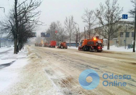 Более 100 единиц спецтехники борются со снегом на дорогах Одессы