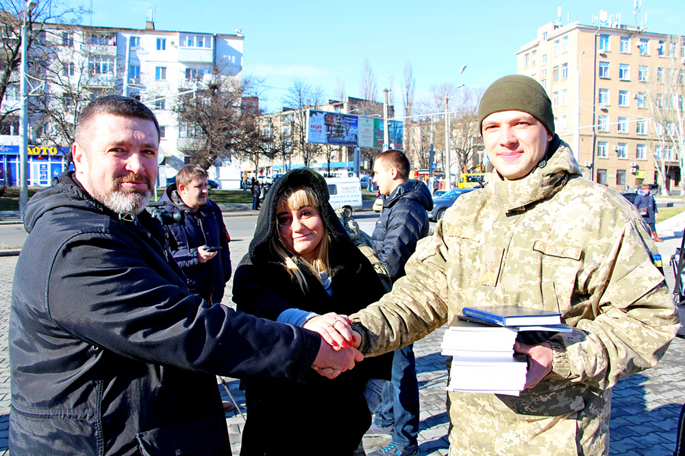 Одесса: волонтер подарил участникам АТО книгу своих стихов