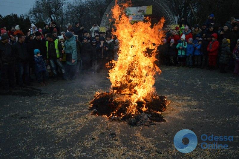 В одесском парке Шевченко ели блины и сожгли чучело Масленицы (фото)