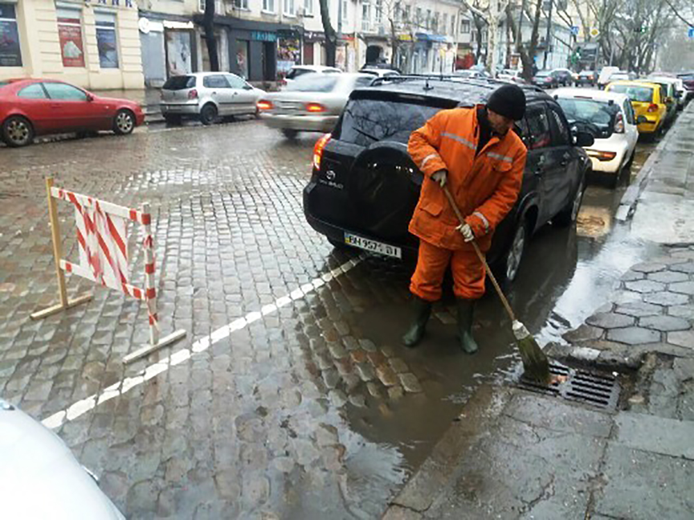 В Одессе чистят ливневки (фото)