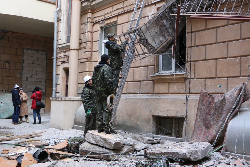 В центре Одессы рухнули два балкона: выбиты окна, повреждены авто и газовая труба «под ударом»
