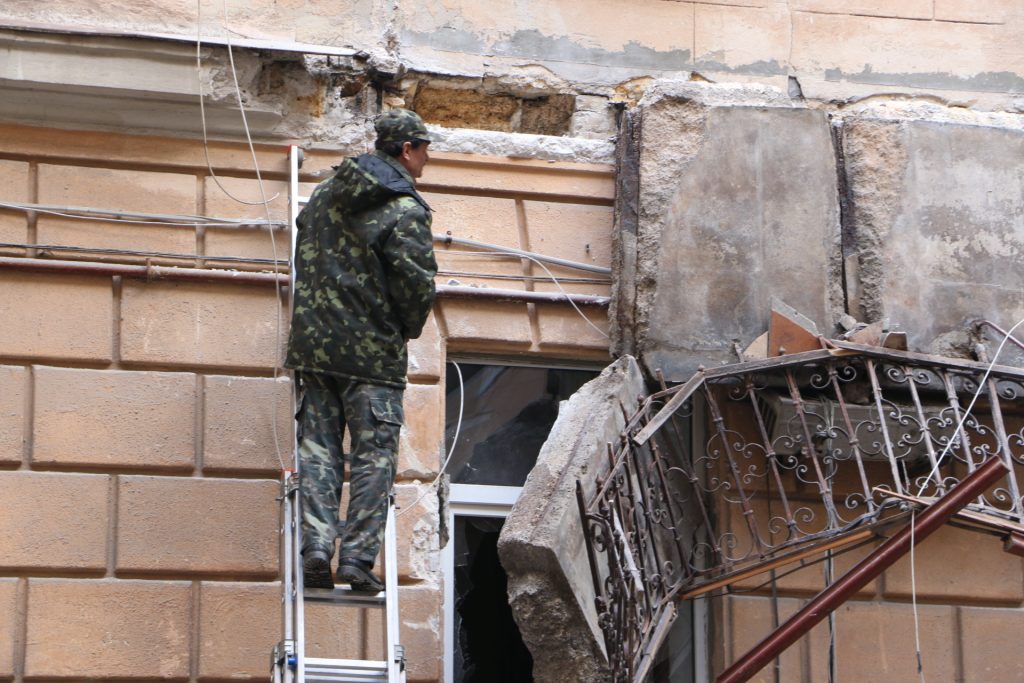 В центре Одессы рухнули два балкона: выбиты окна, повреждены авто и газовая труба «под ударом»