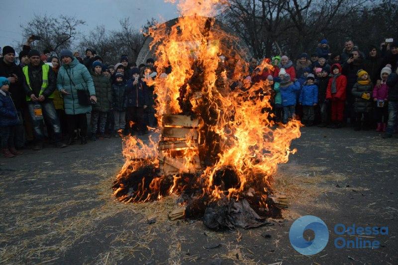 В одесском парке Шевченко ели блины и сожгли чучело Масленицы (фото)