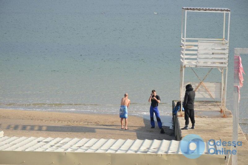 Харьковские моржи открыли купальный сезон на одесском пляже (фото)
