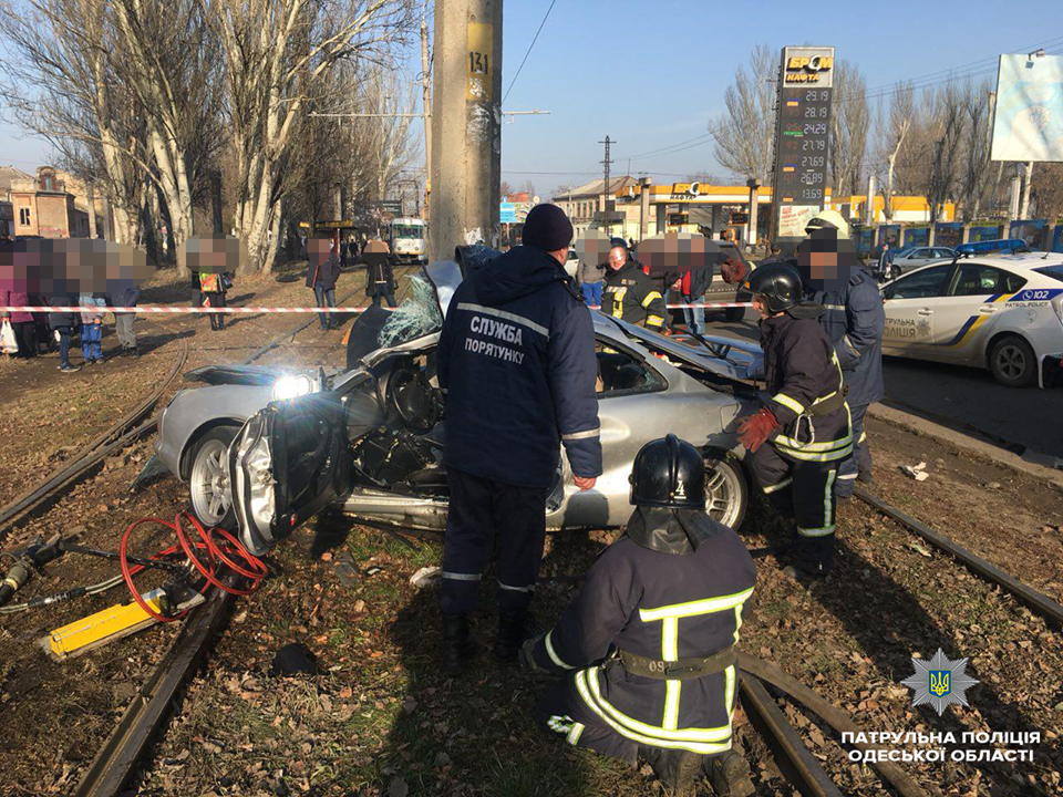 Смертельное ДТП в Одессе: Toyota врезалась в столб
