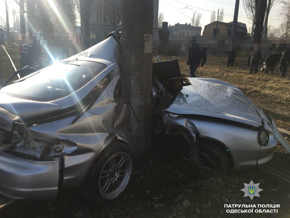 Смертельное ДТП в Одессе: Toyota врезалась в столб