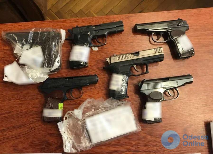 В Одесской области полицейский торговал оружием из вещдоков