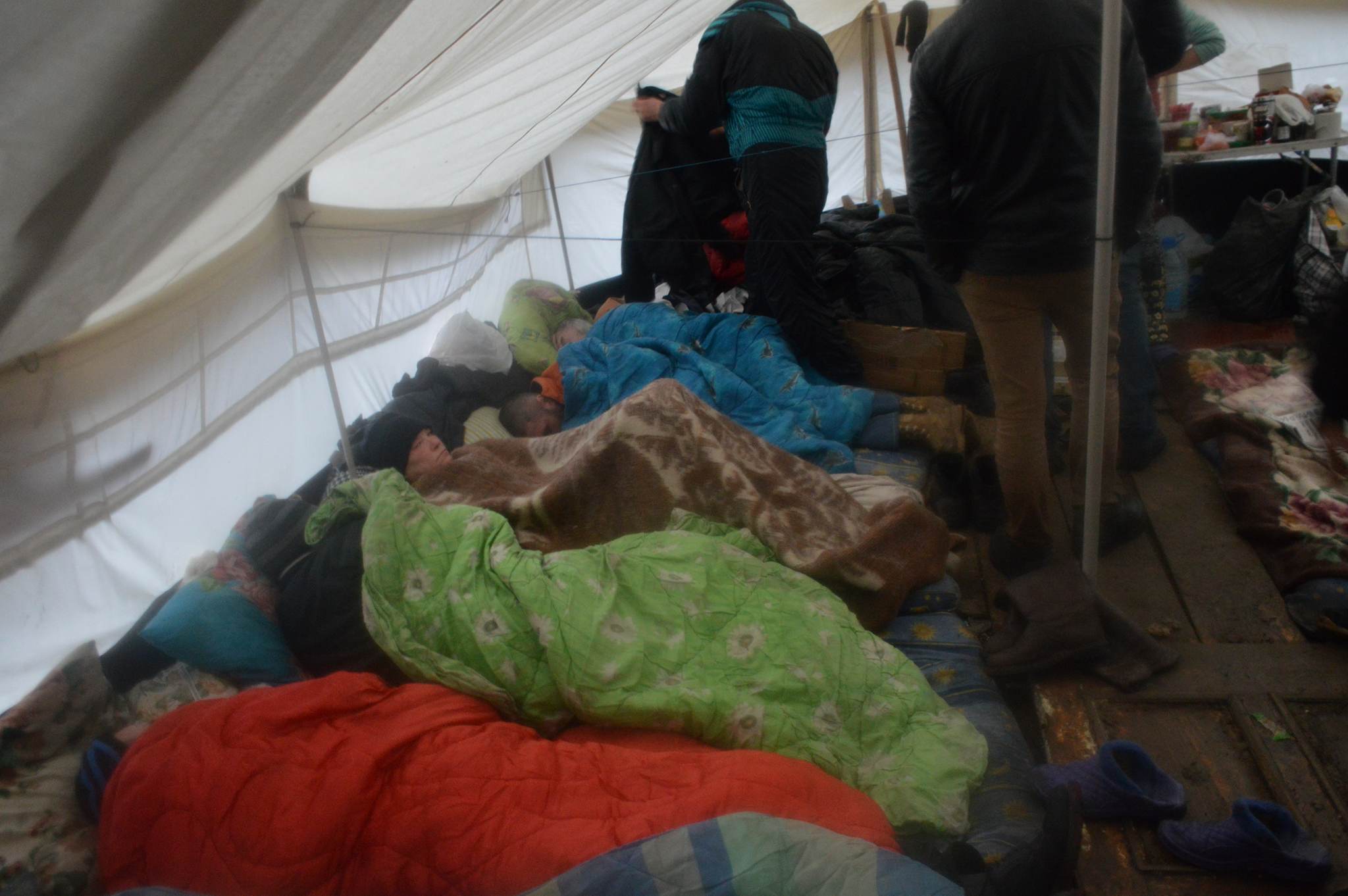 Непогода в Одессе: как бездомные спасаются от дождя и холода