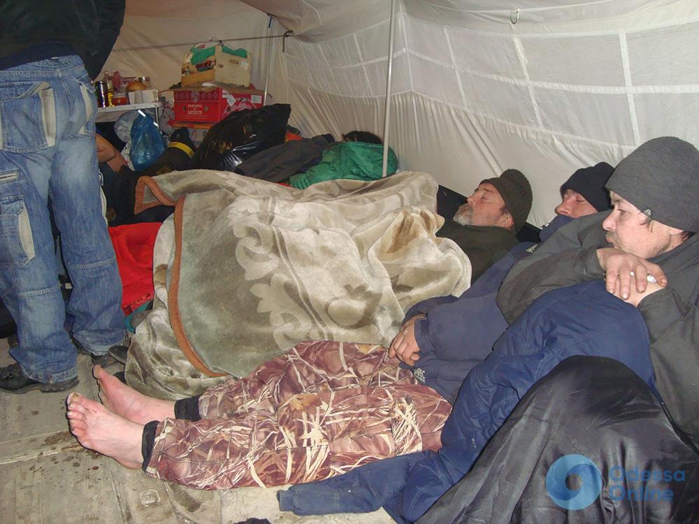 Кражи, драки и антисанитария: палатка для бомжей в Преображенском парке создает неудобства (фото)