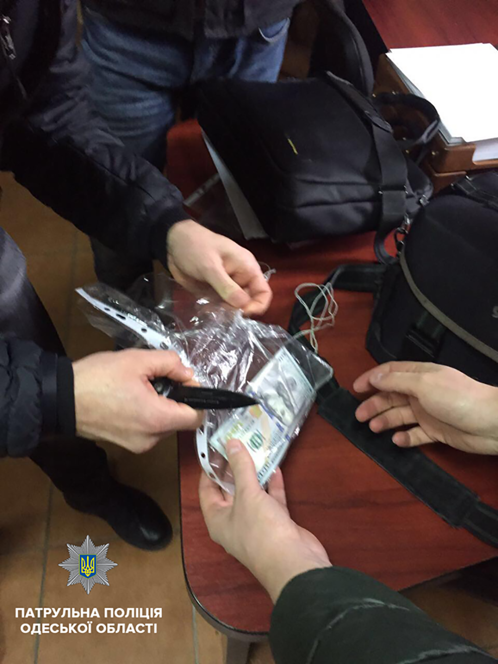 Одесса: полицейский отказался от тысячи долларов взятки