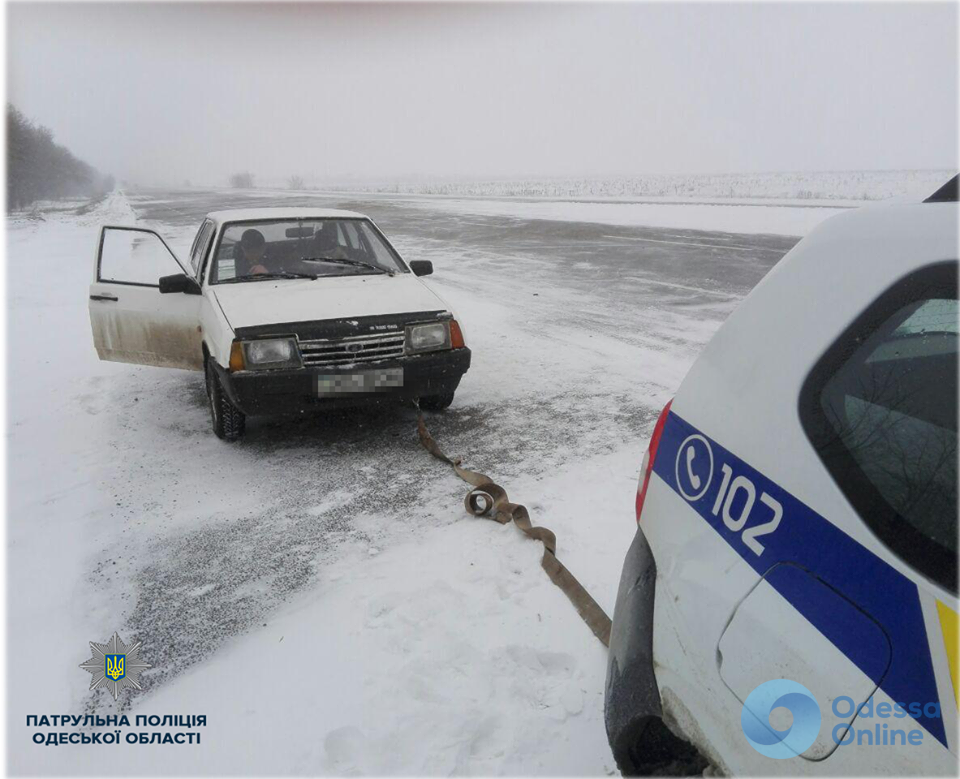 Непогода: одесские патрульные освобождают застрявшие авто из сугробов