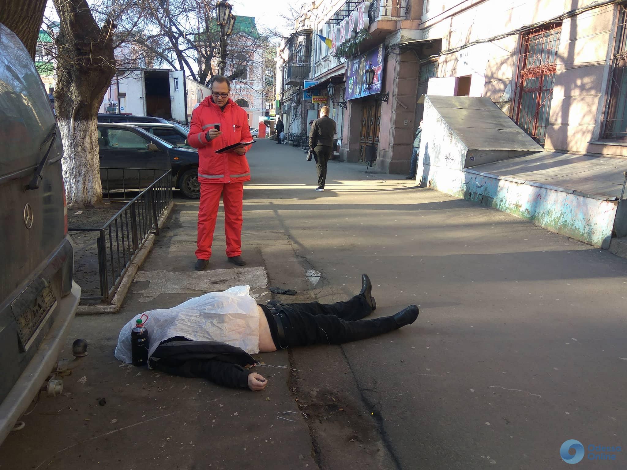 В Одессе на улице умер мужчина (осторожно, фото)