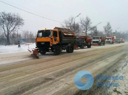 Более 100 единиц спецтехники борются со снегом на дорогах Одессы
