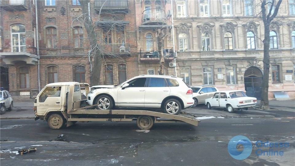 В центре Одессы средь бела дня подожгли автомобиль судьи