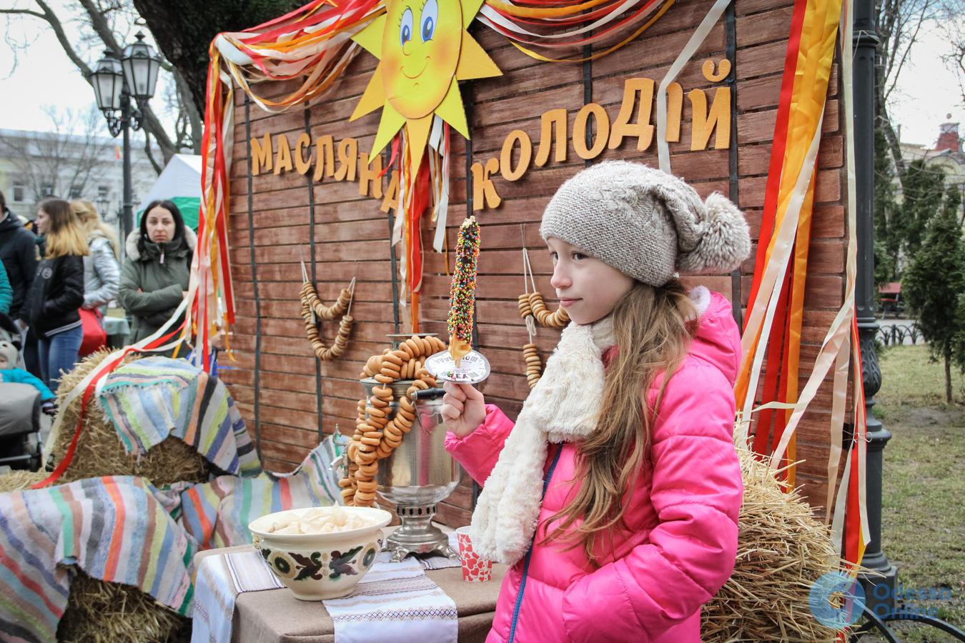 В центре Одессы красочно гуляют Масленицу (фоторепортаж)