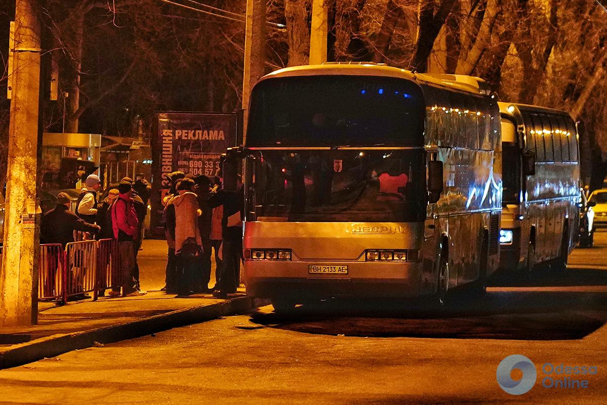 Противники Труханова собрали массовку для поездки в Киев: не набралось и два автобуса (фото)