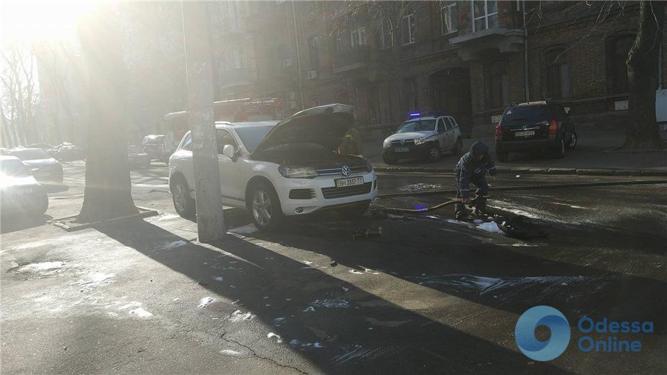 В центре Одессы средь бела дня подожгли автомобиль судьи