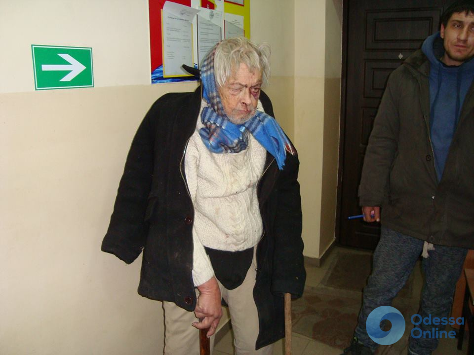 «Посадили на поезд и отправили в Одессу»: волонтеры ищут родственников потерявшегося дедушки