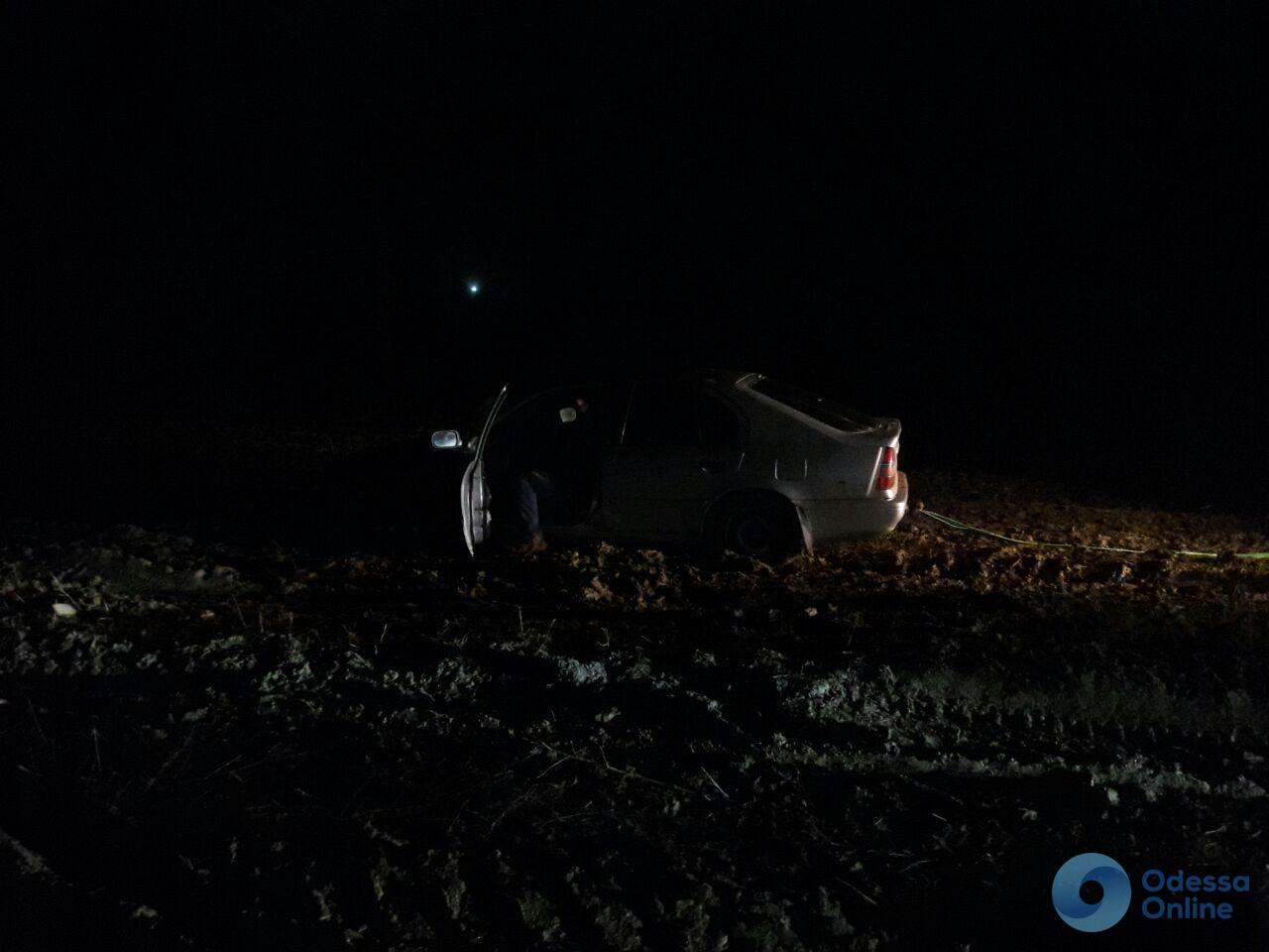 Одесская область: водитель хотел сократить путь и застрял в поле (фото)