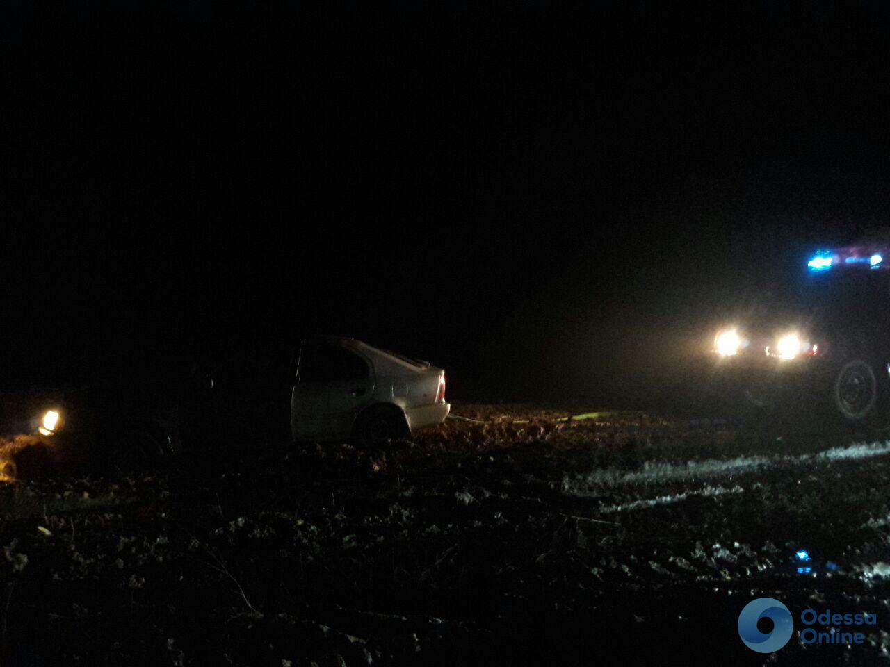 Одесская область: водитель хотел сократить путь и застрял в поле (фото)