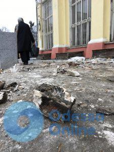 В Одессе памятник архитектуры рушится прямо на головы прохожих (ФОТО)