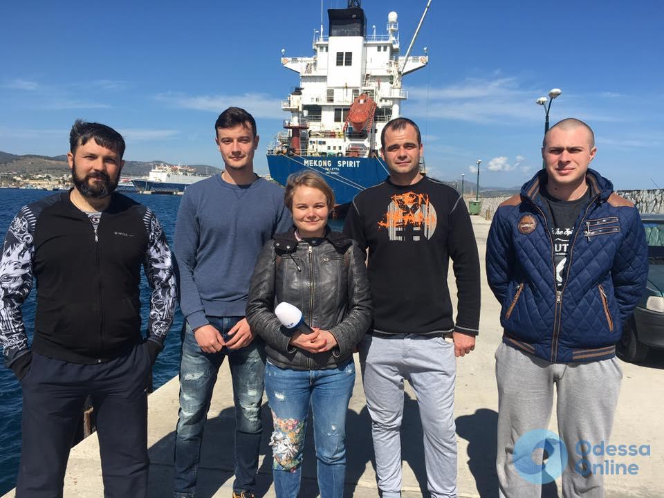 Одесские моряки уже 9 месяцев находятся на борту арестованного в Греции судна