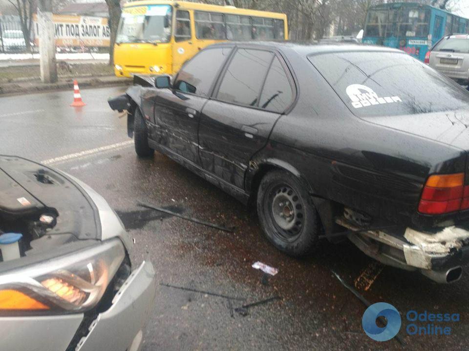 В Одессе дрифтер на BMW спровоцировал столкновение четырех машин