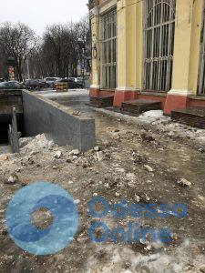 В Одессе памятник архитектуры рушится прямо на головы прохожих (ФОТО)