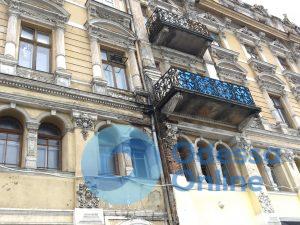 В Одессе памятник архитектуры рушится прямо на головы прохожих (ФОТО)