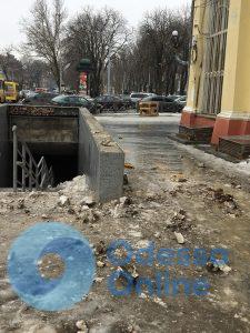 В Одессе памятник архитектуры рушится прямо на головы прохожих (ФОТО)