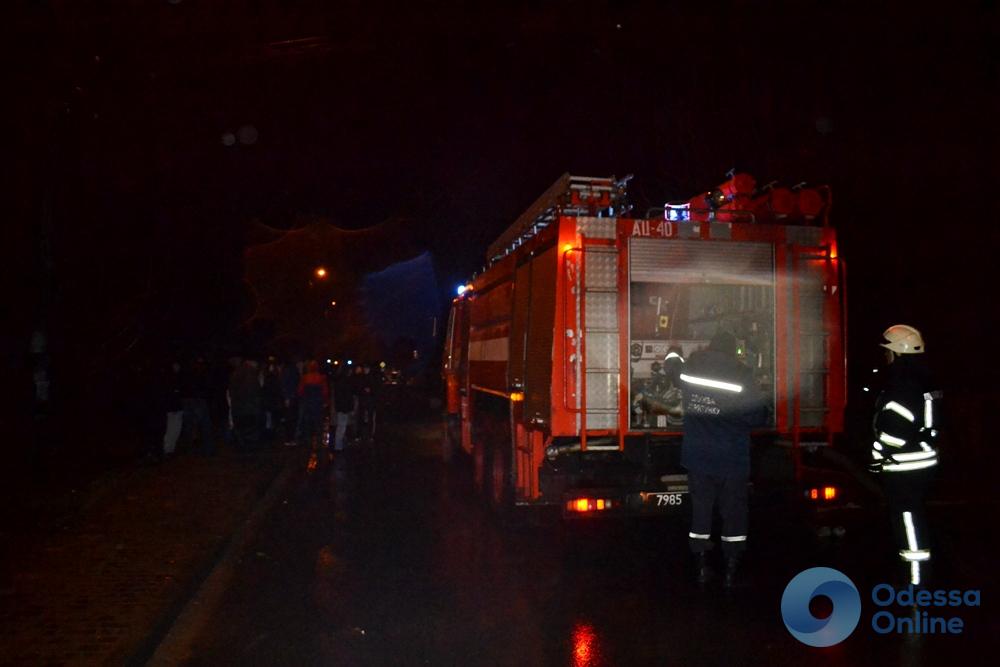 В Одессе горели два соседних дома (фото, видео)