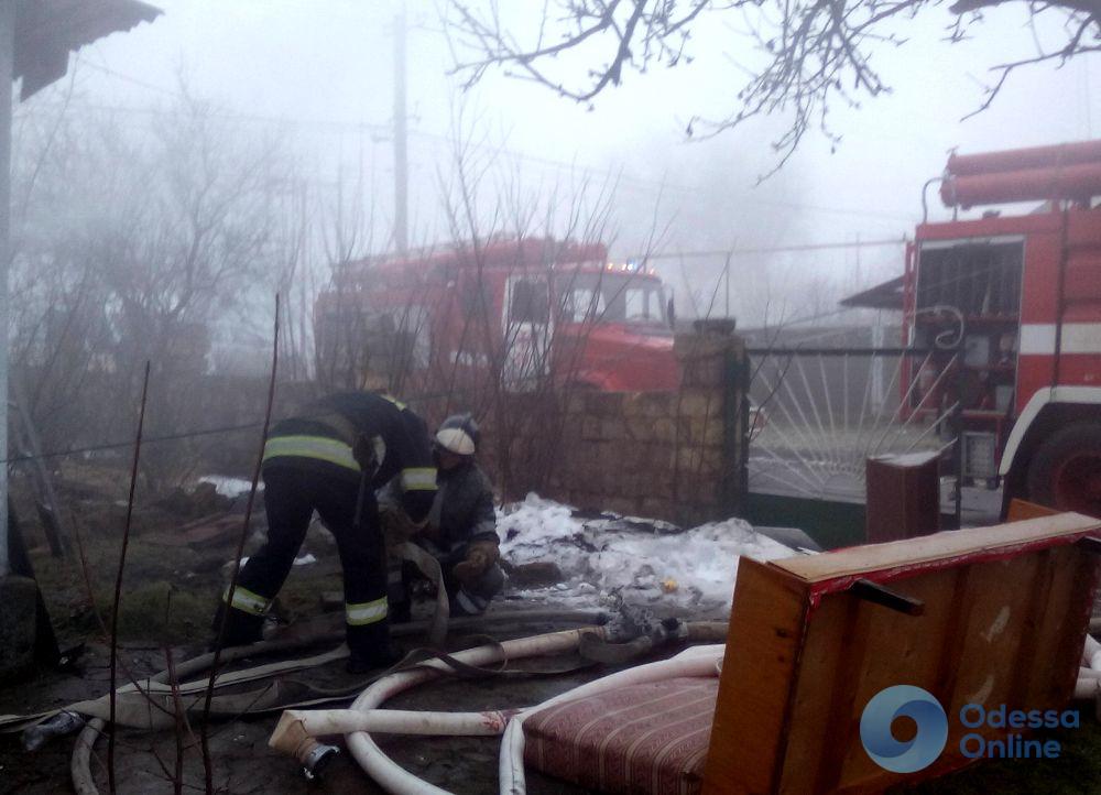 Под Одессой спасали от огня жилой дом