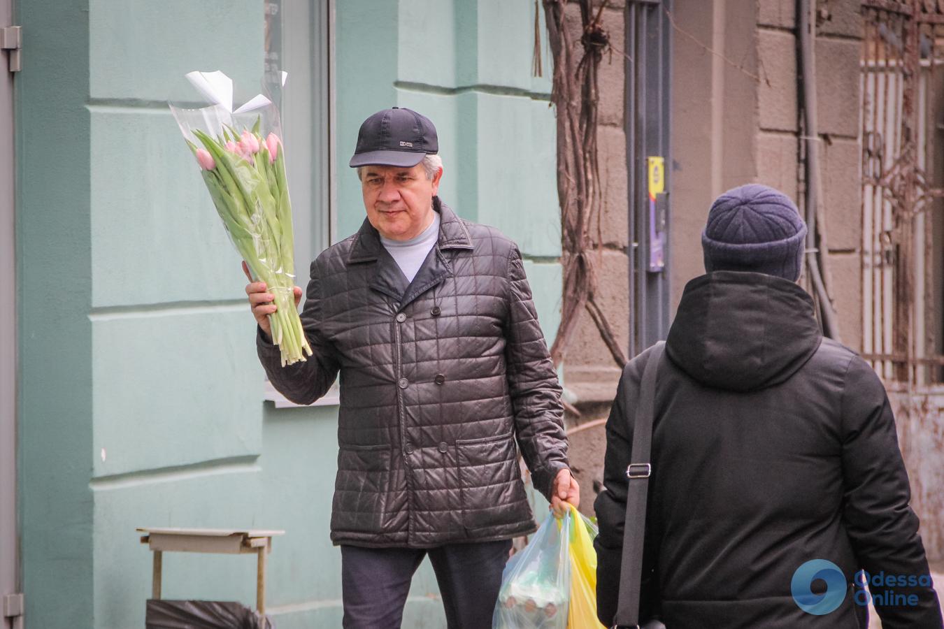 К празднику готов: одесситы с цветами спешат поздравить своих дам (фоторепортаж)