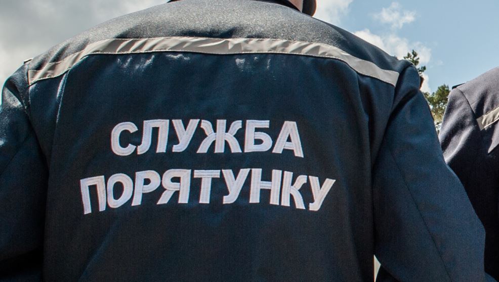 В Одесской области спасатели вытащили из кювета микроавтобус