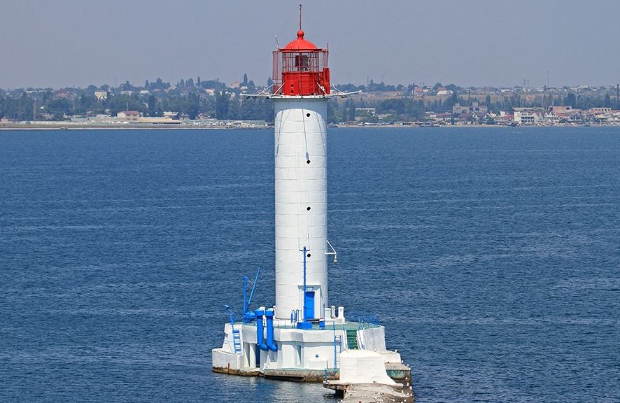 Десятка одесских маяков: огонек на крыше Преображенской, убегающая башня в Санжейке и чугунная жертва морских ДТП