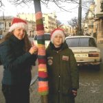 Одесситка связала свитер для молодого дерева