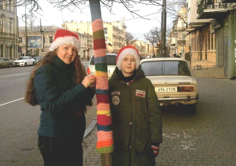 Одесситка связала свитер для молодого дерева