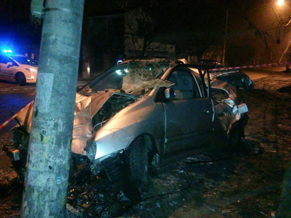 В Одессе автомобиль врезался в столб: водитель погиб