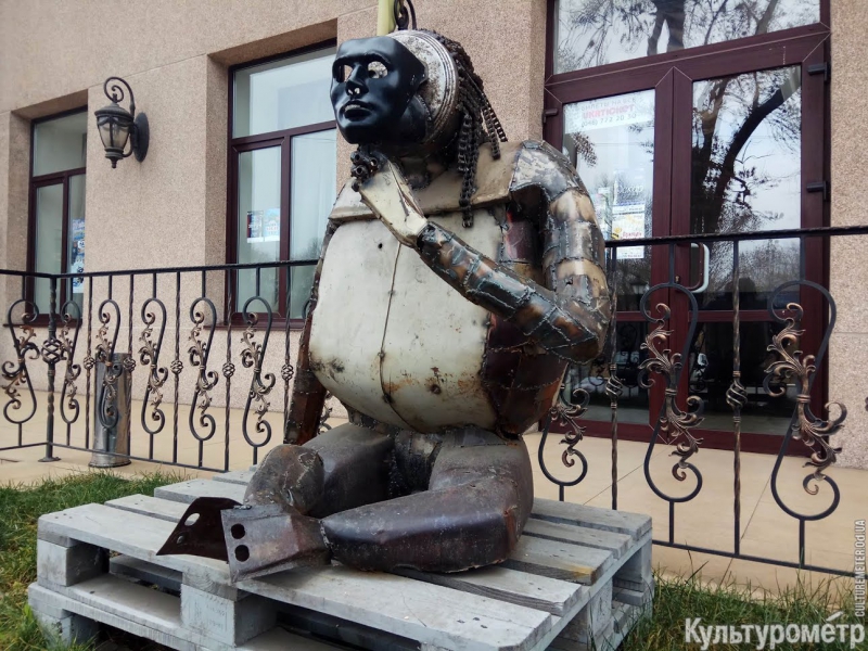Железная обезьяна: в Одессе появился новый арт-объект