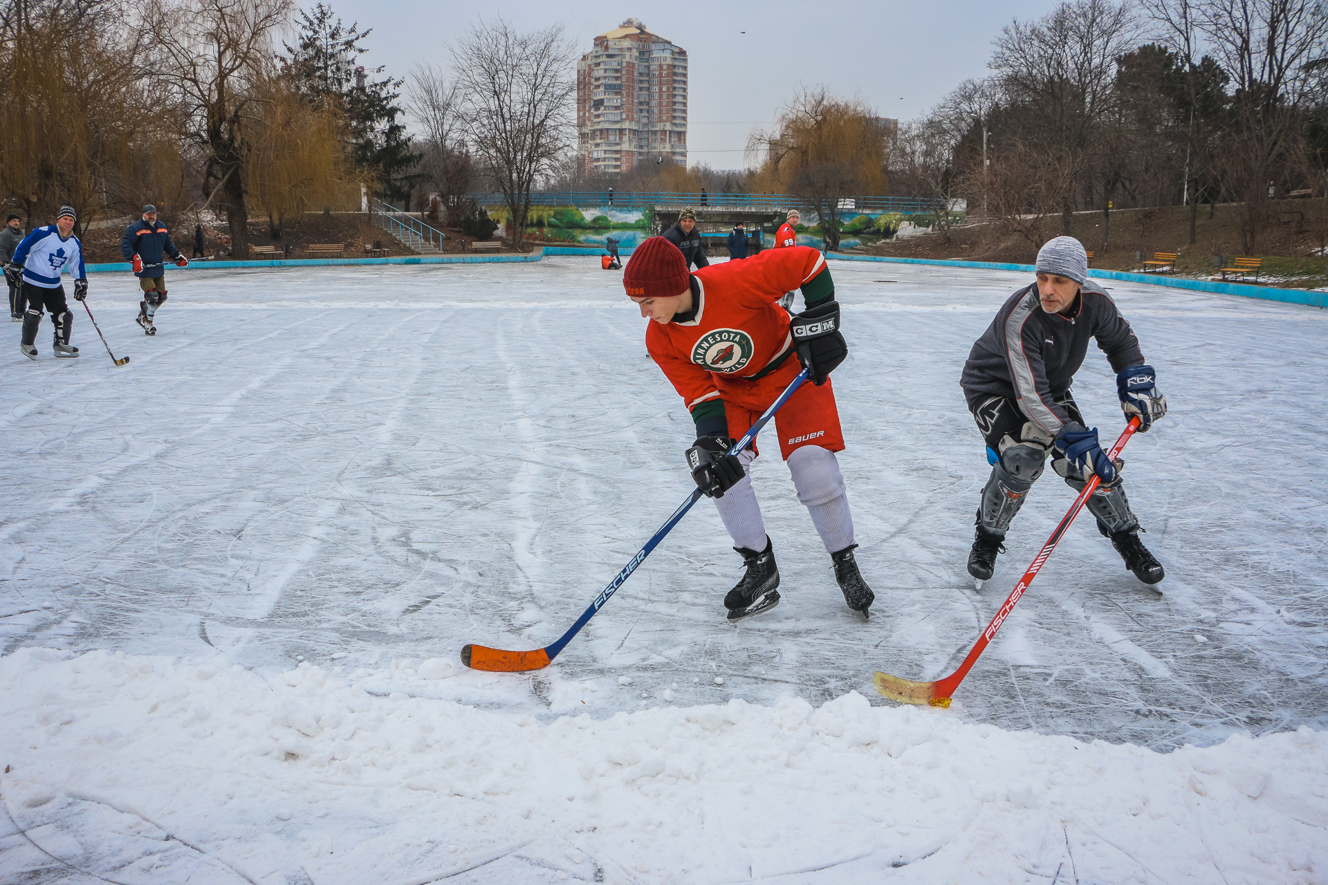 Фигуристы, конькобежцы и даже хоккейная команда: пруд в парке Победы превратился в каток