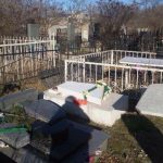 На кладбище под Одессой вандалы повалили несколько надгробий
